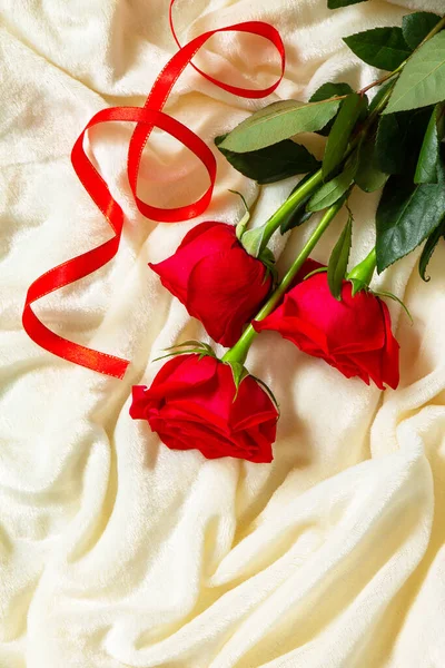 Regalo Romantico Rose Rosse Sul Letto Vista Dall Alto Piatto — Foto Stock