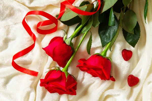Sevgililer Günü Sürprizi Kırmızı Güller Kalpler Yatakta Üst Görünüm Düzlüğü — Stok fotoğraf