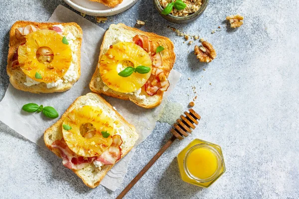 Desayuno Saludable Aperitivos Tostadas Con Piña Caramelizada Tocino Nueces Ricotta —  Fotos de Stock