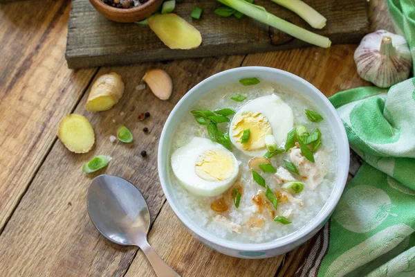 Sıcak çorba tavuğu, zencefilli pilav ve kırsal masada bir kasede sarımsak. Üst görünüm düzlüğü.