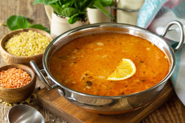 土耳其菜 传统的汤和米饭 扁豆和薄荷放在乡村餐桌上 — 图库照片