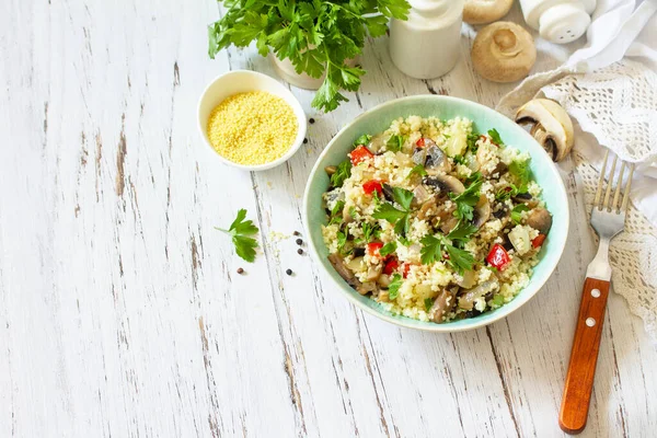 Gezond Dieetvoedsel Veganistische Salade Met Couscous Champignons Een Houten Keukentafel — Stockfoto