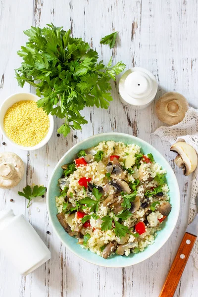 Alimento Saludable Para Adelgazar Ensalada Vegana Con Cuscús Champiñones Una — Foto de Stock