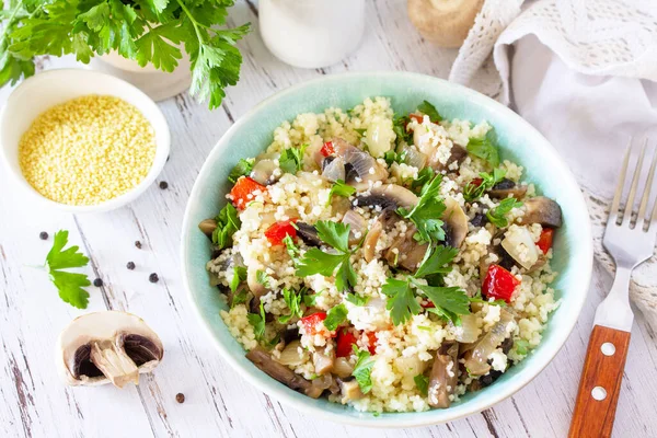 Gezond Dieetvoedsel Veganistische Salade Met Couscous Champignons Een Houten Keukentafel — Stockfoto