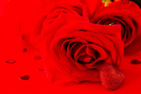 Rose Rosse Decorazioni Forma Cuore Sfondo Rosso — Foto Stock