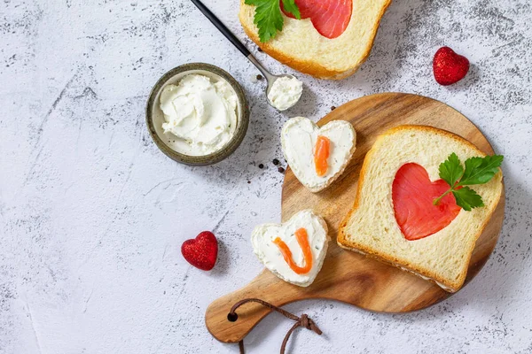 Snídaně Valentýna Nebo Den Matek Toast Lososem Tvarohem Nápisem Miluju — Stock fotografie