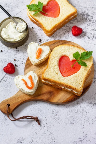Ontbijt Voor Valentijnsdag Moederdag Toast Met Zalm Kwark Met Inscriptie — Stockfoto