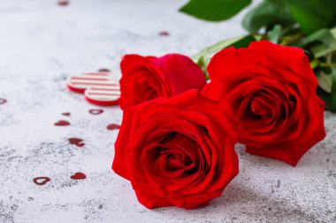 Sevgililer Günü Konsepti. Nihai gri arkaplanda kırmızı güller ve kalp dekoru.