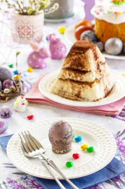 Masa ayarı. Paskalya yumurtaları ve paskalya ortodoks tatlı ekmeğiyle.. 