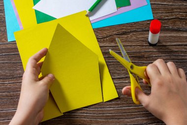 Talimat adım 3. Bir kuşla birlikte bahar kartpostal evi. El yapımı. Çocukların yaratıcılığı, el sanatları, çocuklar için el sanatları projesi.