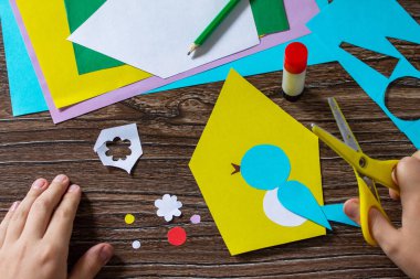 Talimat adım 6. Bir kuşla birlikte bahar kartpostal evi. El yapımı. Çocukların yaratıcılığı, el sanatları, çocuklar için el sanatları projesi.