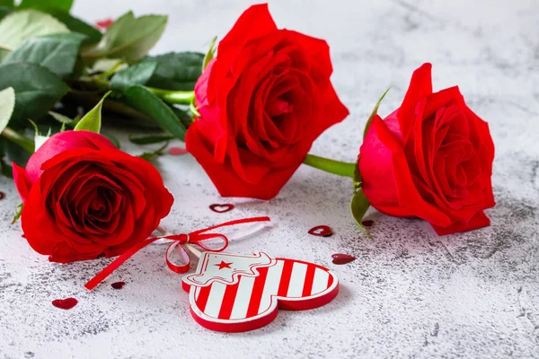 Sevgililer Günü Konsepti Nihai Gri Arkaplanda Kırmızı Güller Kalp Dekoru — Stok fotoğraf