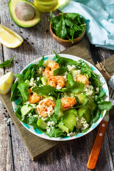 Voedseldieetconcept Couscous Salade Met Arugula Avocado Gegrilde Garnalen Rustieke Houten — Stockfoto