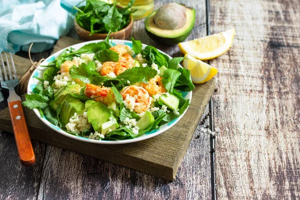 Concepto Dieta Alimentaria Ensalada Cuscús Con Rúcula Aguacate Gambas Parrilla — Foto de Stock