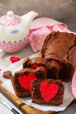 Sevgililer Günü, Anneler Günü ya da Doğum Günü bayramı tatlıları. Taş bir tezgahta Sevgililer Günü için kalpli ev yapımı çikolatalı kek..