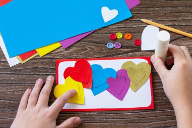 Talimat adım 7. Kalpli tebrik kartı, Sevgililer Günü, gündüz annesi ya da doğum günü hediyesi. Çocuk sanat projesi, çocuklar için el işi. Çocuklar için el işi.