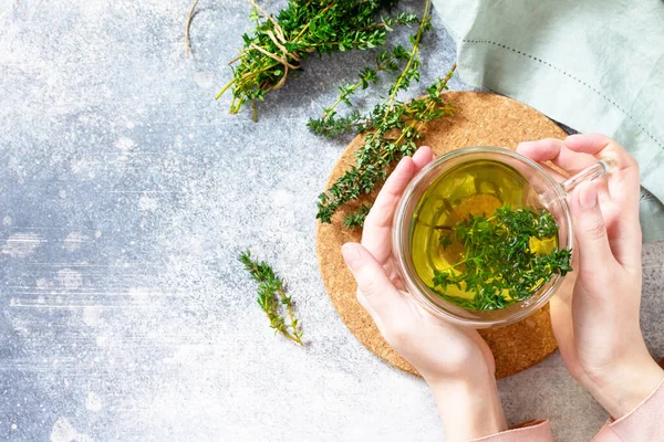 Frau Hält Eine Heiße Tasse Thymiantee Der Hand Von Oben — Stockfoto