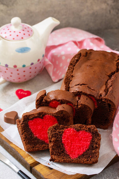 День Святого Валентина, День матери или праздничный десерт. Домашний шоколадный брауни с сердечками на День Святого Валентина на каменной столешнице.