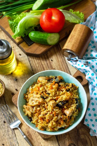 Bulgur Con Pavo Ciruelas Pasas Sirve Con Ensalada Verduras Frescas — Foto de Stock