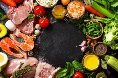 Paleo diyet konsepti. Çiğ yiyecekler yüksek protein ve düşük karbonhidrat ürünleri, sağlıklı yiyecekler için malzemeler. Uzayı kopyala Üst görünüm düzlüğü.