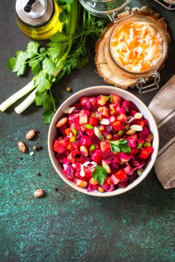 Salatalık turşulu pancar salatası sirkesi, salatalık, fasulye, havuç, bezelye, lahana turşusu ve koyu bir tezgah. En üstteki düz yerde. Boşluğu kopyala.