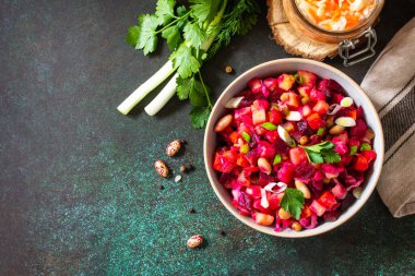 Geleneksel Rus mutfağı. Salatalık turşulu pancar salatası sirkesi, salatalık, fasulye, havuç, bezelye, lahana turşusu ve koyu bir tezgah. En üstteki düz yerde. Boşluğu kopyala.