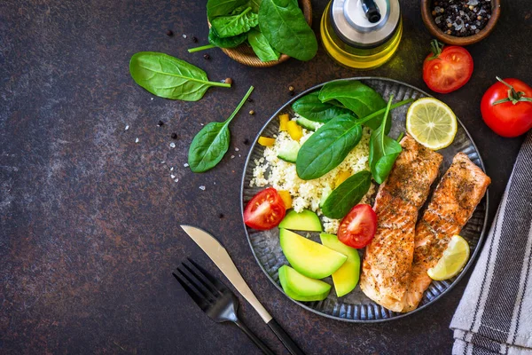 Filé Salmão Grelhado Com Cuscuz Salada Legumes Frescos Abacate Sobre — Fotografia de Stock