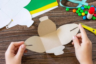 Talimat, dördüncü adım. Paskalya tavşanı ve Paskalya piliciyle şeker paketlemek için karton kutu yapıyorum. El yapımı. Çocukların yaratıcılığı projesi, el işleri, çocuklar için el sanatları..