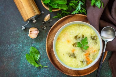 Bahar menüsü. Sağlıklı ve kremalı ıspanak çorbası. En üstteki düz yerde. Boşluğu kopyala.