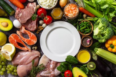 Paleo diyet konsepti. Çiğ yiyecekler yüksek protein ve düşük karbonhidrat ürünleri, sağlıklı yiyecekler için malzemeler. Üst görünüm düzlüğü.