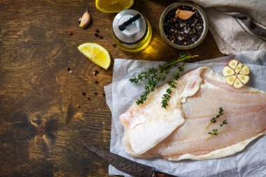 Deniz ürünleri, çiğ beyaz balık filetosu. Baharatlı, limonlu ve kekikli taze fileto Pangasius. Üst manzara, düz yatış. Boşluğu kopyala.