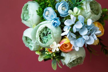 Anneler günü ya da doğum günü tebrik kartı konsepti. Kutlama çiçek aranjmanı, vazoda güzel renkli çiçekler. Üst görünüm düzlüğü.