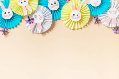 Mutlu Paskalya tebrik kartları. Çocuk kâğıdı dekoru. Komik kağıt paskalya tavşanı şampanyayla yelken açıyor. En üstteki düz yerde. Boşluğu kopyala.