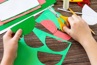 Talimat adım 6. Doğum günü kutlamalı karpuzlu yaz doğum günü kartı. El yapımı. Çocukların yaratıcılığı projesi, çocuklar için el işleri..