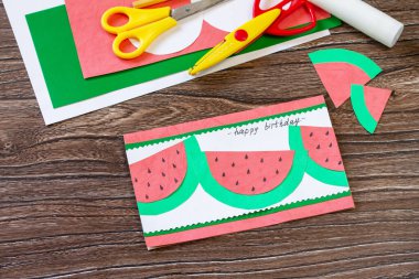 Doğum günü kutlamalı karpuzlu yaz doğum günü kartı. El yapımı. Çocukların yaratıcılığı projesi, çocuklar için el işleri..