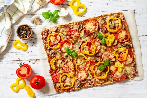 Cozimento Caseiro Pizza Estilo Detroit Pizza Pepperoni Retangular Grande Com — Fotografia de Stock