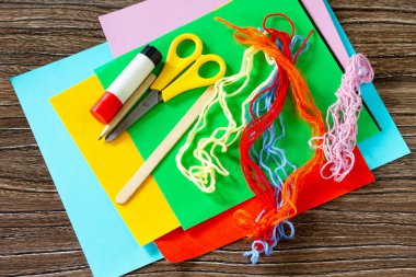 Talimatlar birinci adım. Yaz kuklası plastik oyuncak ahtapot. El yapımı. El yapımı. Çocukların yaratıcılığı projesi, çocuklar için el işleri..