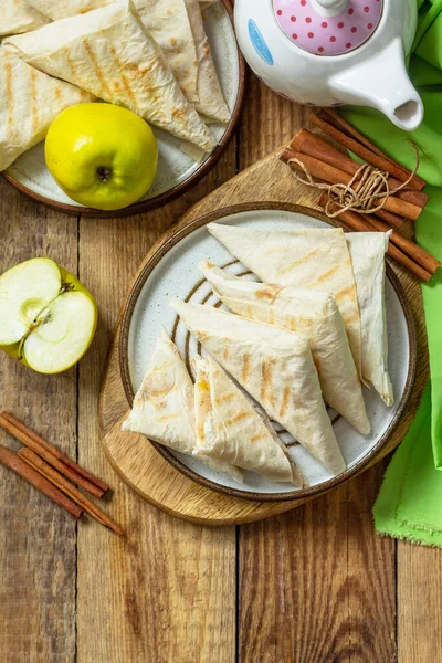 Pasteles Manzana Para Desayuno Triángulo Lavash Parrilla Con Manzanas Canela —  Fotos de Stock