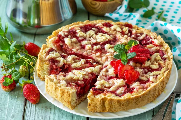 Homemade Baking Summer Dessert Strawberry Pie Crumbs Fresh Strawberries Wooden — Stock Photo, Image