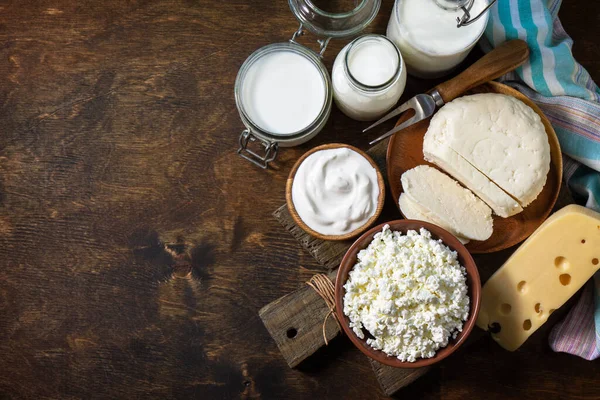 Különböző Tejtermékek Tej Tejföl Túró Joghurt Vaj Készlete Rusztikus Fapulton — Stock Fotó