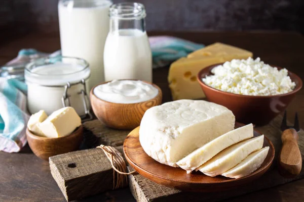 Zestaw Różnych Nabiałowych Produktów Ekologicznych Mleko Śmietana Ser Wiejski Jogurt — Zdjęcie stockowe