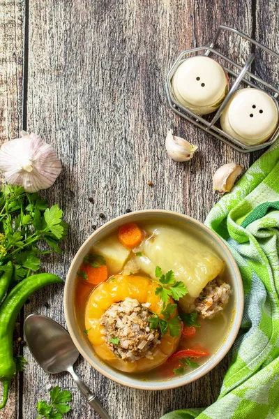 다이어트 고기와 고기를 후추를 그릇에 야채와 식탁에 놓는다 위에서 내려다 — 스톡 사진