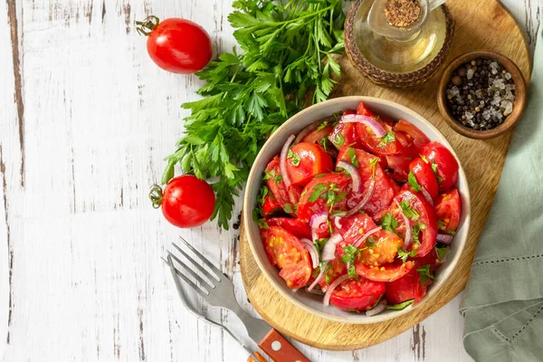 Snack Almuerzo Verano Ensalada Tomate Fresco Con Cebolla Hierbas Aceite —  Fotos de Stock