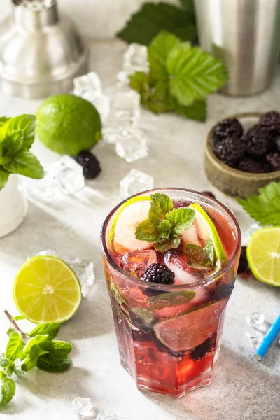 夏のブラックベリーモヒートまたはブラックベリーソーダ ブラックベリー ミント ライムと氷を石のテーブルの上で爽やかな夏の飲み物 — ストック写真