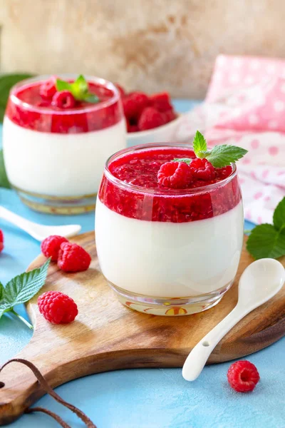 Italiaans Dessert Frambozen Panna Cotta Met Frambozengelei Een Stenen Betonnen — Stockfoto