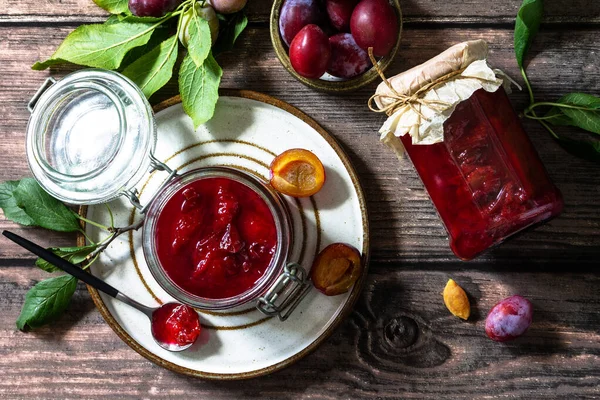 Самодельное Сохранение Вкусный Сливовый Джем Деревенском Деревянном Столе Плоский Фон — стоковое фото