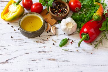 Baharat geçmişi. Tahta bir masada taze ve kuru otlar, baharatlar, zeytinyağı ve sebzeler. Boşluğu kopyala. 
