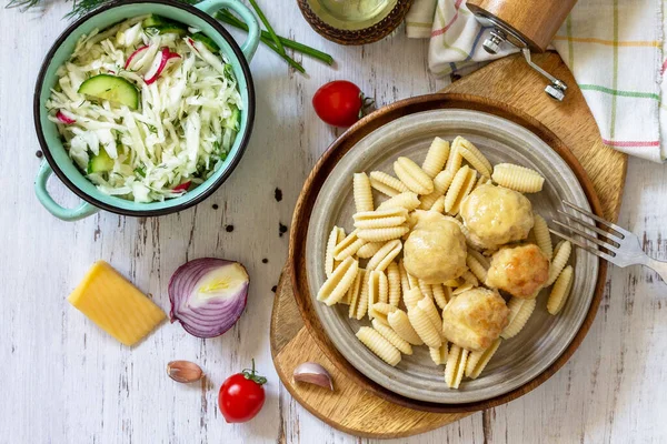 イタリアのパスタ ケトダイエットランチ チーズソースのミートボールと木製のテーブルの上に新鮮な野菜サラダとスパゲッティ トップビュー フラットレイアウトの背景 — ストック写真