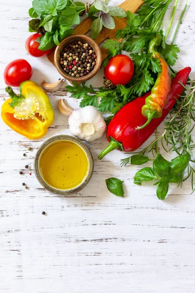 Kruidenachtergrond Verse Droge Kruiden Specerijen Olijfolie Groenten Een Houten Tafel — Stockfoto