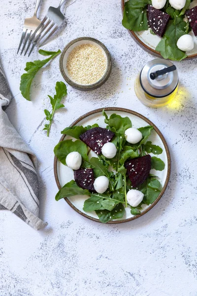 Gezond Dieet Salade Met Arugula Spinazie Rode Biet Mozzarella Vinaigrette — Stockfoto